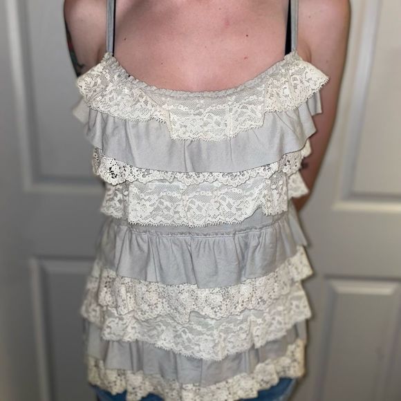 HOLLISTER Ruffles Ruffles Ruffles! An adorable tank size L - Picture 1 of 10